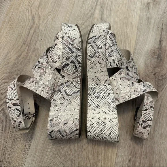 Amuse Society X Matisse Runaway Leather Python Wedge size 7 - Picture 4 of 8